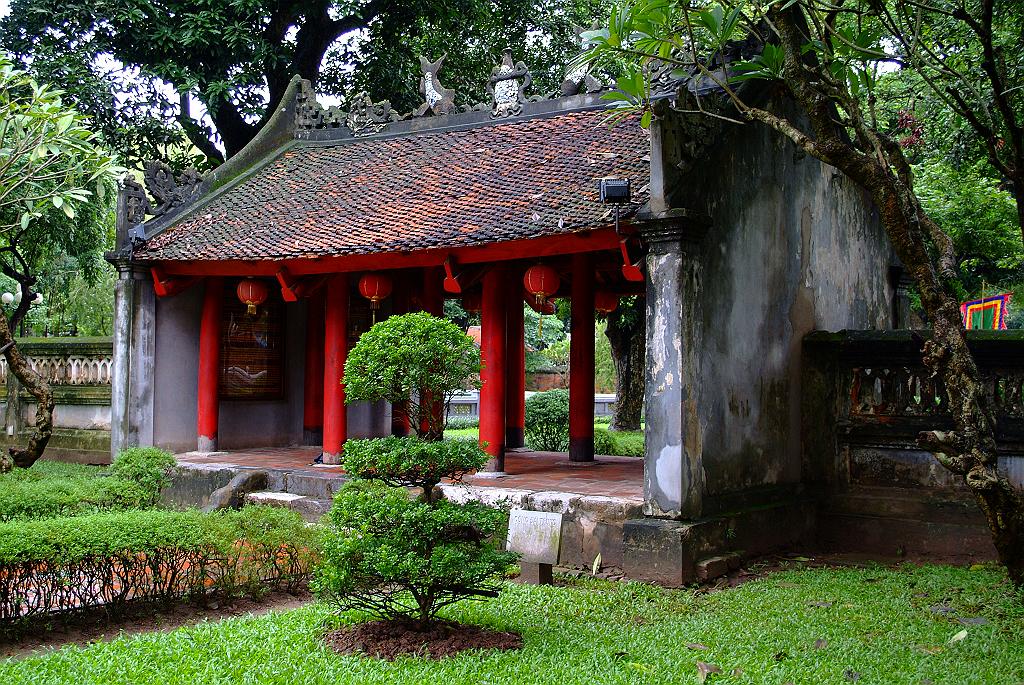 dscf1974.jpg - Ab 1076 berherbergte dieser Komplex Vietnams erste Universität. Das Dai Trung  (Tor Große Mitte)